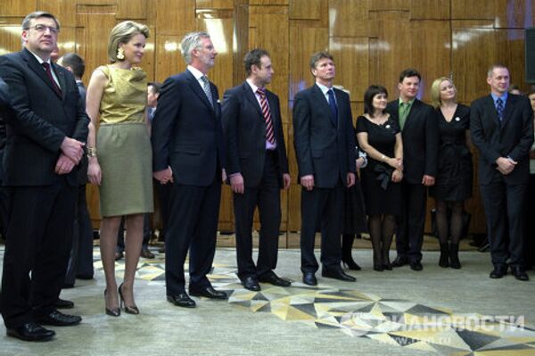 El príncipe Felipe de Bélgica se reúne con cosmonautas rusos - Sputnik Mundo
