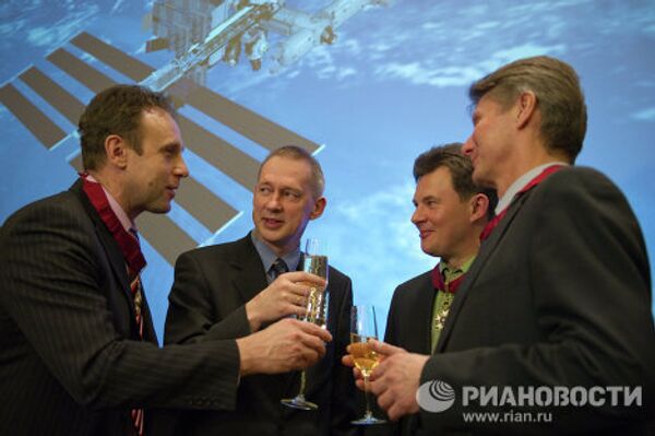 El príncipe Felipe de Bélgica se reúne con cosmonautas rusos - Sputnik Mundo