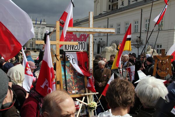 Manifestaciones en Varsovia con motivo del primer aniversario de la muerte de Lech Kaczynski - Sputnik Mundo