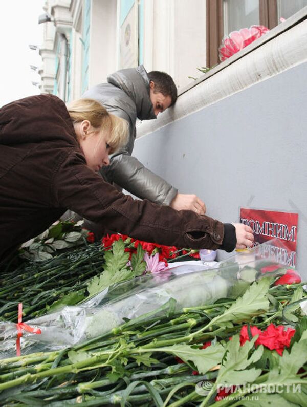 Ciudadanos rinden tributo a las víctimas del atentado en Minsk - Sputnik Mundo