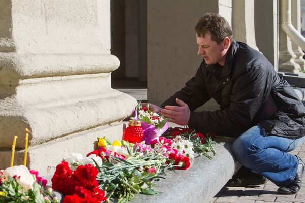 Los habitantes de Minsk depositaban flores en el lugar del atentado - Sputnik Mundo
