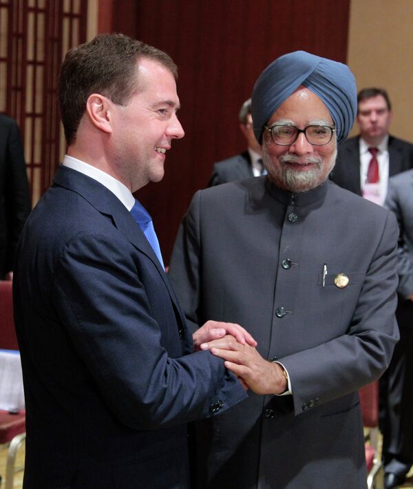 El presidente de Rusia, Dmitri Medvédev, y el primer ministro de la India, Manmohan Singh - Sputnik Mundo