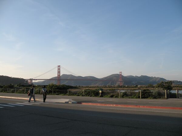 Joven estadounidense sobrevive intento de suicidio al arrojarse del puente Golden Gate - Sputnik Mundo