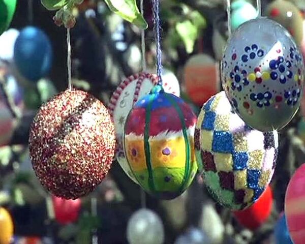 Miles de huevos de Pascua en un manzano en Alemania - Sputnik Mundo