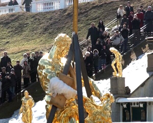 La estatua de Sansón regresa entre aplausos al Palacio de Peterhof - Sputnik Mundo