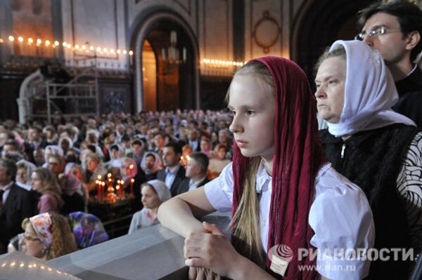 La catedral moscovita de Cristo Salvador celebra la misa de Pascua - Sputnik Mundo