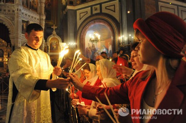 La catedral moscovita de Cristo Salvador celebra la misa de Pascua - Sputnik Mundo