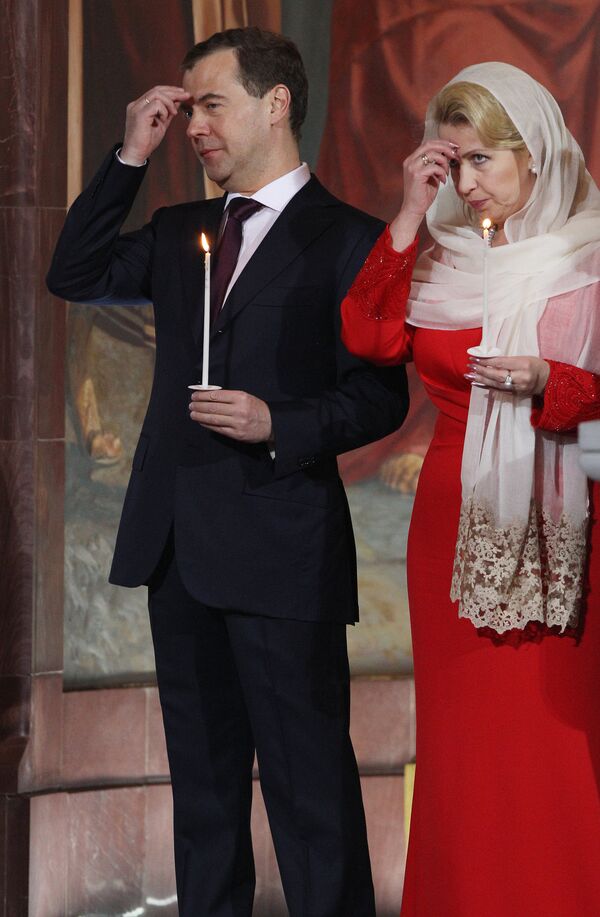 El presidente Dmitry Medvédev con la esposa - Sputnik Mundo