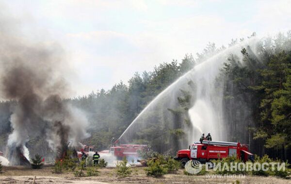 Maniobras de lucha contra incendios forestales en la provincia de Moscú - Sputnik Mundo
