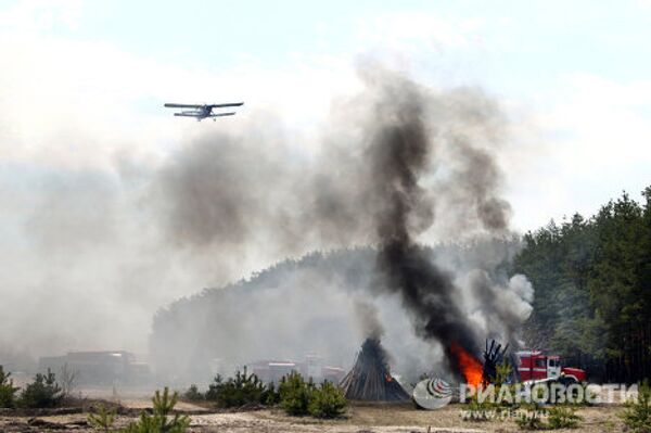 Maniobras de lucha contra incendios forestales en la provincia de Moscú - Sputnik Mundo