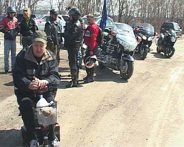 Viajero en sillas de ruedas en la ciudad de Jabárovsk en Rusia fue custodiado por  motociclistas  - Sputnik Mundo
