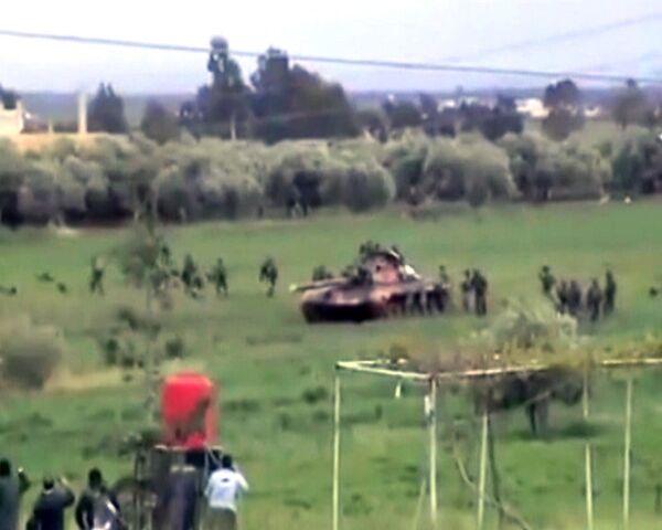 Ejército de Siria ocupa la ciudad de Deraa con tanques y tanquetas - Sputnik Mundo