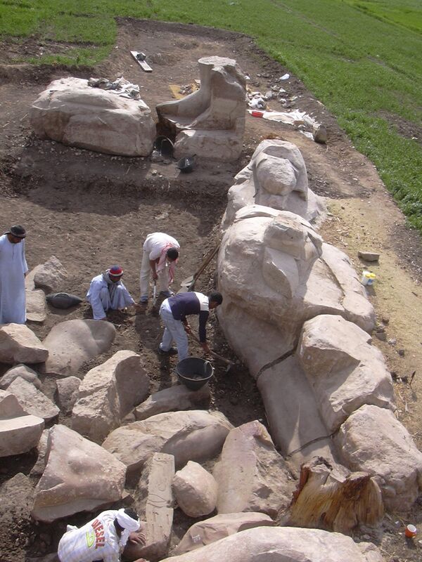 Hallan en Luxor fragmentos de la estatua más grande del faraón Amenhotep III - Sputnik Mundo