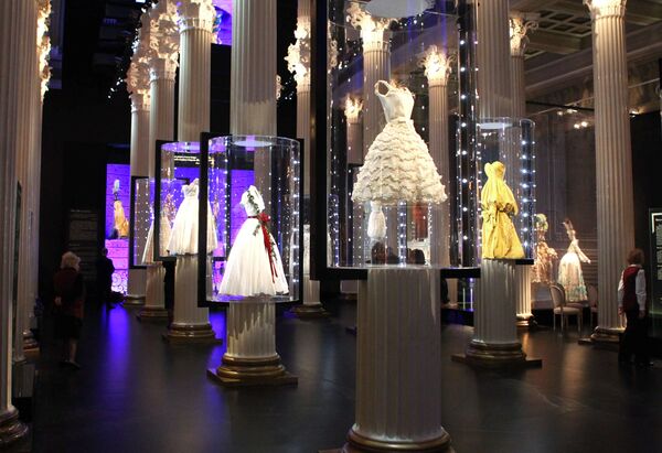 Alta moda y arte. Historia de la Casa Dior en una exposición inaugurada en Moscú  - Sputnik Mundo