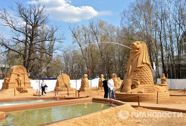 Exhiben en Moscú las réplicas de arena de las fuentes más famosas del mundo  - Sputnik Mundo