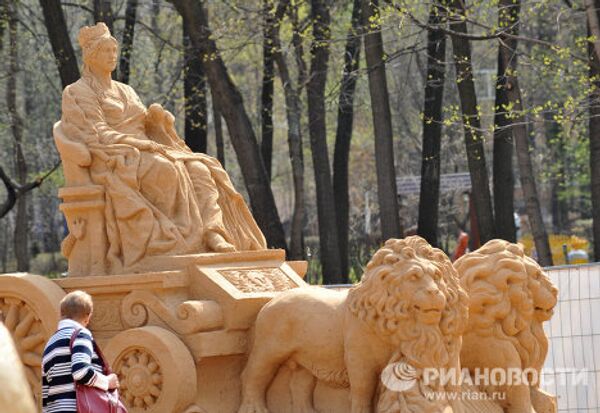 Exhiben en Moscú las réplicas de arena de las fuentes más famosas del mundo  - Sputnik Mundo