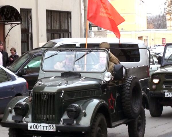 Autos retro en calles de San Petersburgo en vísperas del Día de la Victoria - Sputnik Mundo