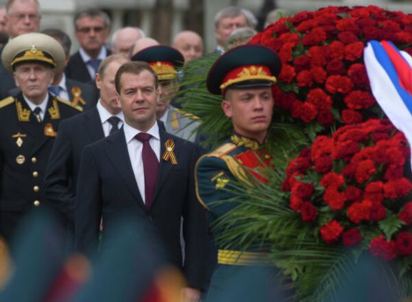 Medvédev participa en actos conmemorativos en vísperas del Día de la Victoria - Sputnik Mundo