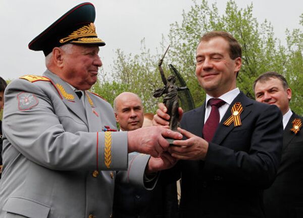 Medvédev participa en actos conmemorativos en vísperas del Día de la Victoria - Sputnik Mundo