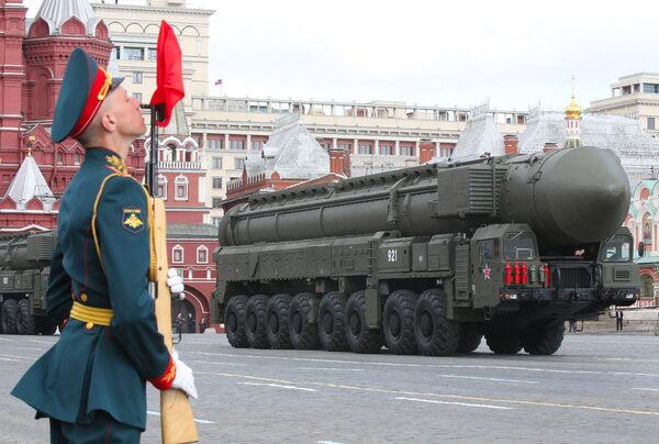Rusia exhibe su potencial militar en desfile impresionante en la Plaza Roja - Sputnik Mundo