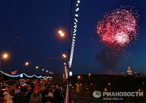 Fuegos artificiales con motivo del Día de la Victoria - Sputnik Mundo