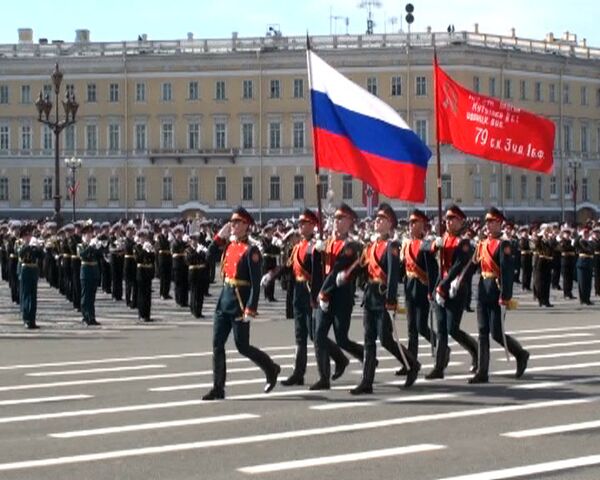 Más de tres mil soldados desfilaron en la Plaza del Palacio de Invierno en San Petersburgo - Sputnik Mundo
