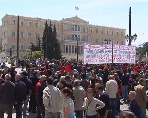 Miles de personas protestan medidas económicas aprobadas por el gobierno de Grecia - Sputnik Mundo