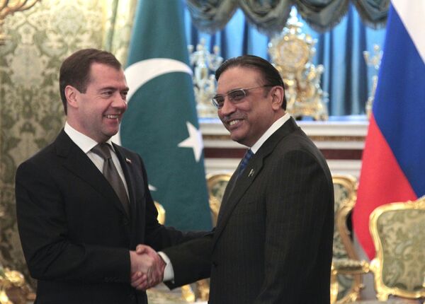 El presidente ruso, Dmitri Medvédev, y su homólogo pakistaní, Asif Ali Zardari - Sputnik Mundo