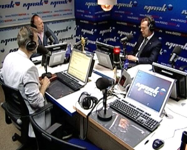 Medvédev hizo papel de presentador de tertulia en radio “Mayak” - Sputnik Mundo