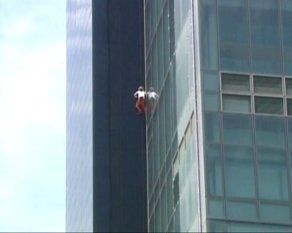 “Hombre araña” escala el edificio más alto de Europa  - Sputnik Mundo