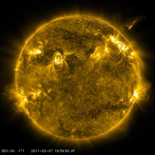 Fuertes destellos  en el Sol provocarán tormenta magnética en la Tierra, según científico - Sputnik Mundo