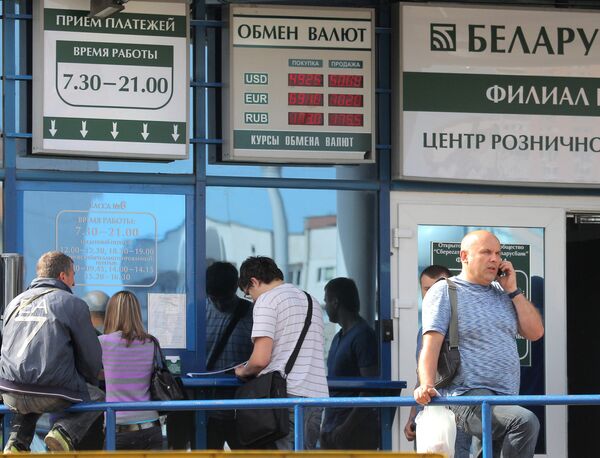 Bielorrusia devalúa su moneda en más del 56% - Sputnik Mundo