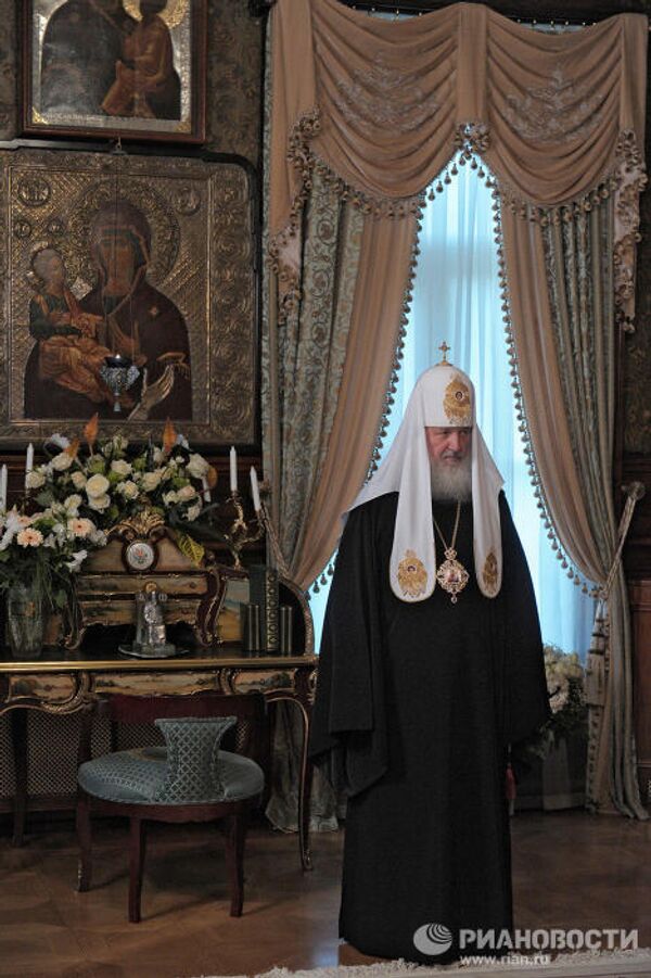 El presidente de Rusia visita al jerarca de la Iglesia Ortodoxa Rusa - Sputnik Mundo