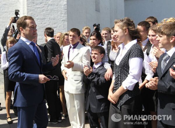 Dmitri Medvédev se reúne con egresados de los orfanatos  - Sputnik Mundo