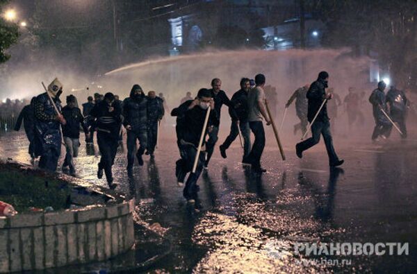 La Policía carga contra una protesta en Tbilisi - Sputnik Mundo