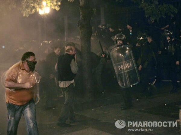 La Policía carga contra una protesta en Tbilisi - Sputnik Mundo