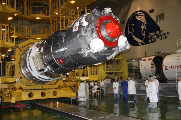 El cohete con el Soyuz TMA-02M colocado en la rampa para ser lanzado hacia la ISS - Sputnik Mundo