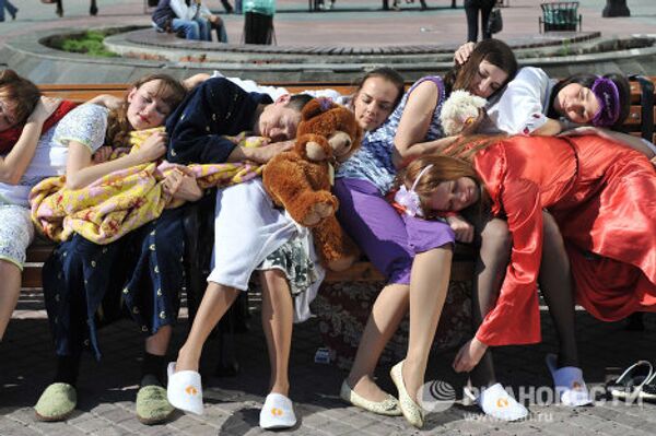 Universitarios protagonizan la acción “Duerme a gusto” en los Urales - Sputnik Mundo