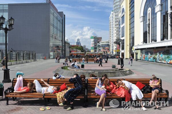 Universitarios protagonizan la acción “Duerme a gusto” en los Urales - Sputnik Mundo