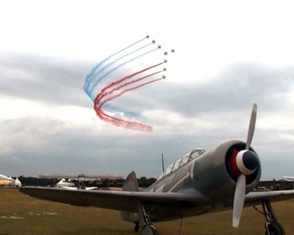 Cerca de 60 aviones antiguos vuelan sobre el cielo de Francia - Sputnik Mundo