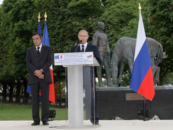 Putin y Fillon inauguran en París monumento a los defensores rusos de Francia - Sputnik Mundo