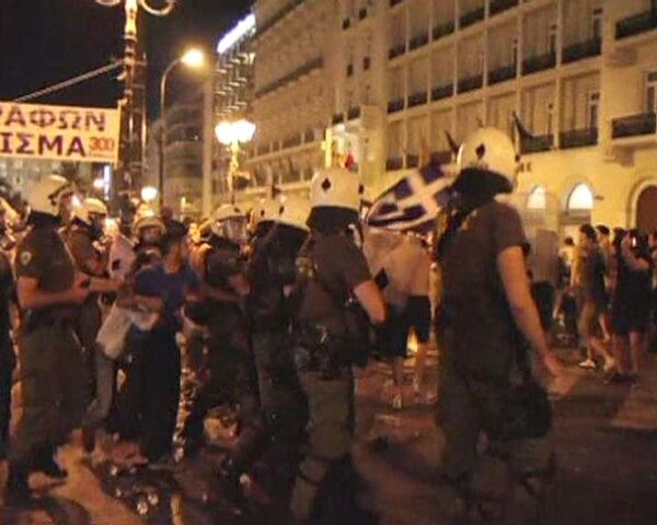 Manifestantes griegos intentan asaltar el Parlamento del país - Sputnik Mundo
