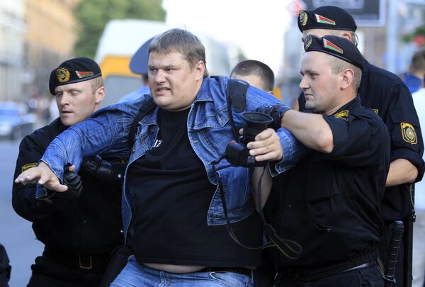 Defensores de derechos denuncian arresto de 450 manifestantes en Bielorrusia - Sputnik Mundo