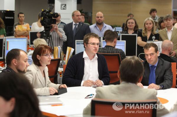 Dmitri Medvédev visita RIA Novosti en ocasión del 70 aniversario de su fundación - Sputnik Mundo