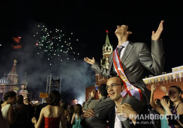 Bachilleres festejan graduación en la Plaza Roja  - Sputnik Mundo