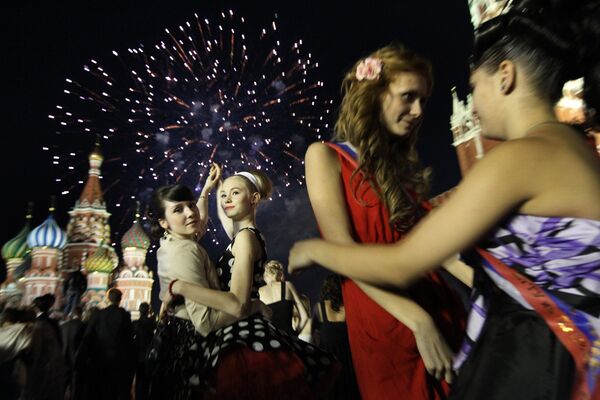Bachilleres festejan graduación en la Plaza Roja  - Sputnik Mundo