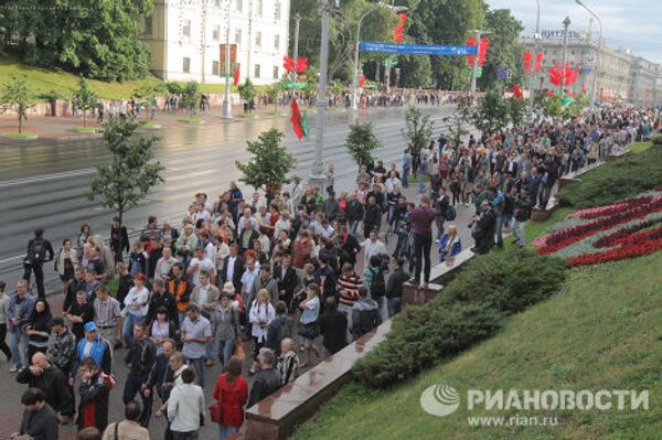 Policía de Minsk detiene a participantes de la acción “Revolución a través de las redes sociales”  - Sputnik Mundo
