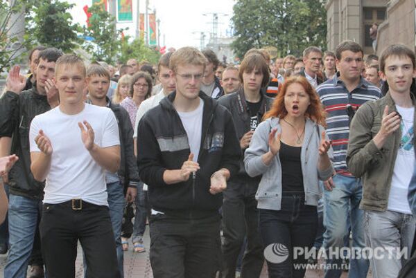 Policía de Minsk detiene a participantes de la acción “Revolución a través de las redes sociales”  - Sputnik Mundo