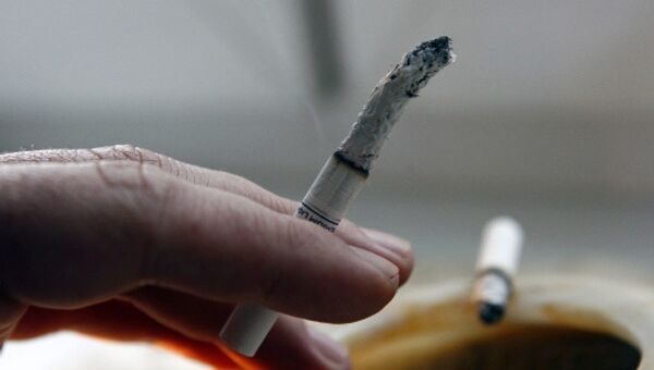 Una ciudad del Reino Unido estudia prohibir fumar en las calles - Sputnik Mundo