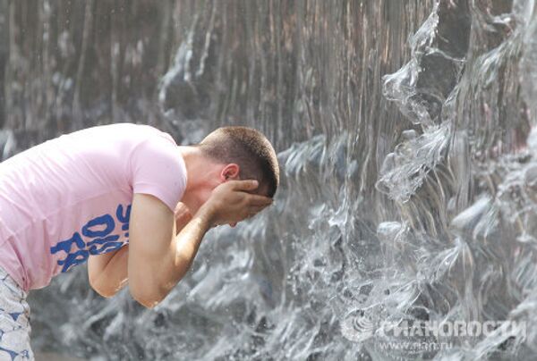 Las fuentes públicas son la salvación para el calor moscovita - Sputnik Mundo